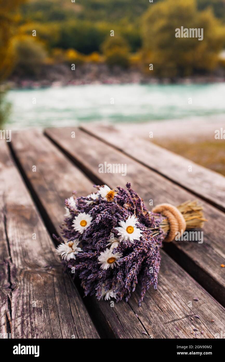 Ramo de flores sobre mesa de madera Fotografía de stock - Alamy Ramo de flores sobre mesa de madera Fotografía de stock - Alamy