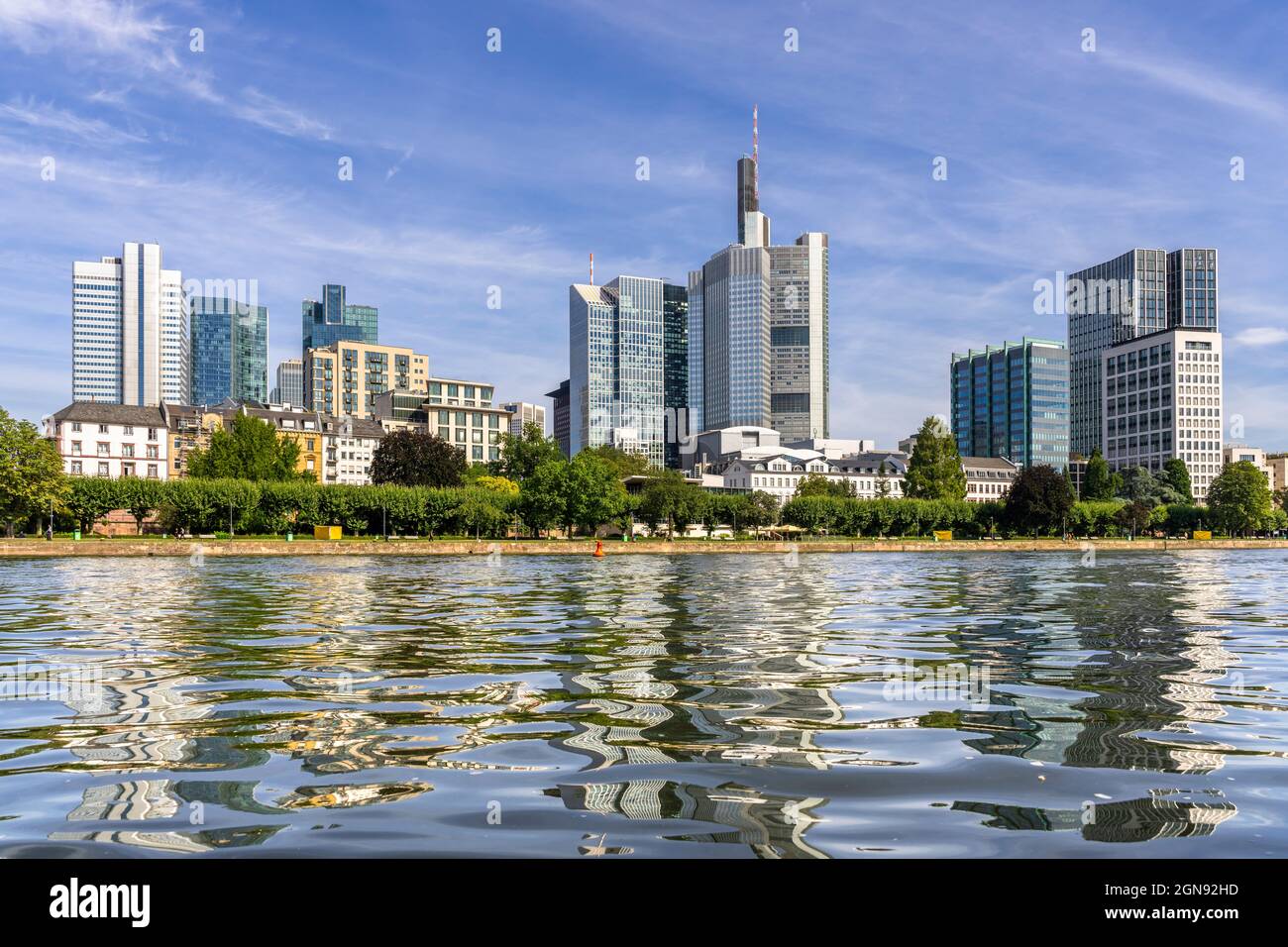 Alemania, Hesse, Frankfurt, la superficie clara del río Main con el horizonte de la ciudad en el fondo Foto de stock