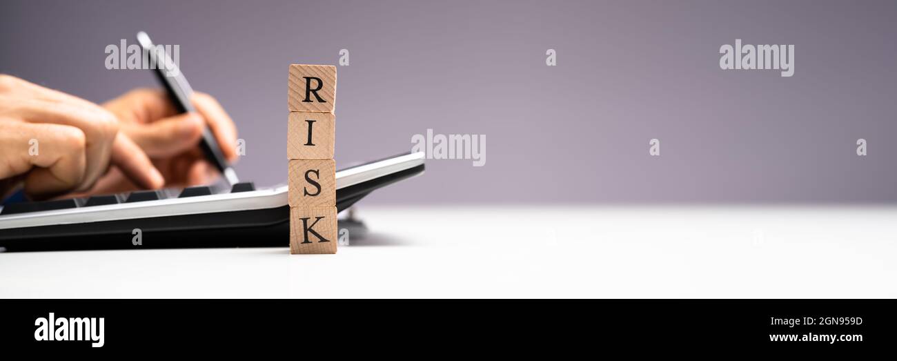 Gestión estratégica de riesgos mediante la calculadora. Investigar y medir riesgos Foto de stock