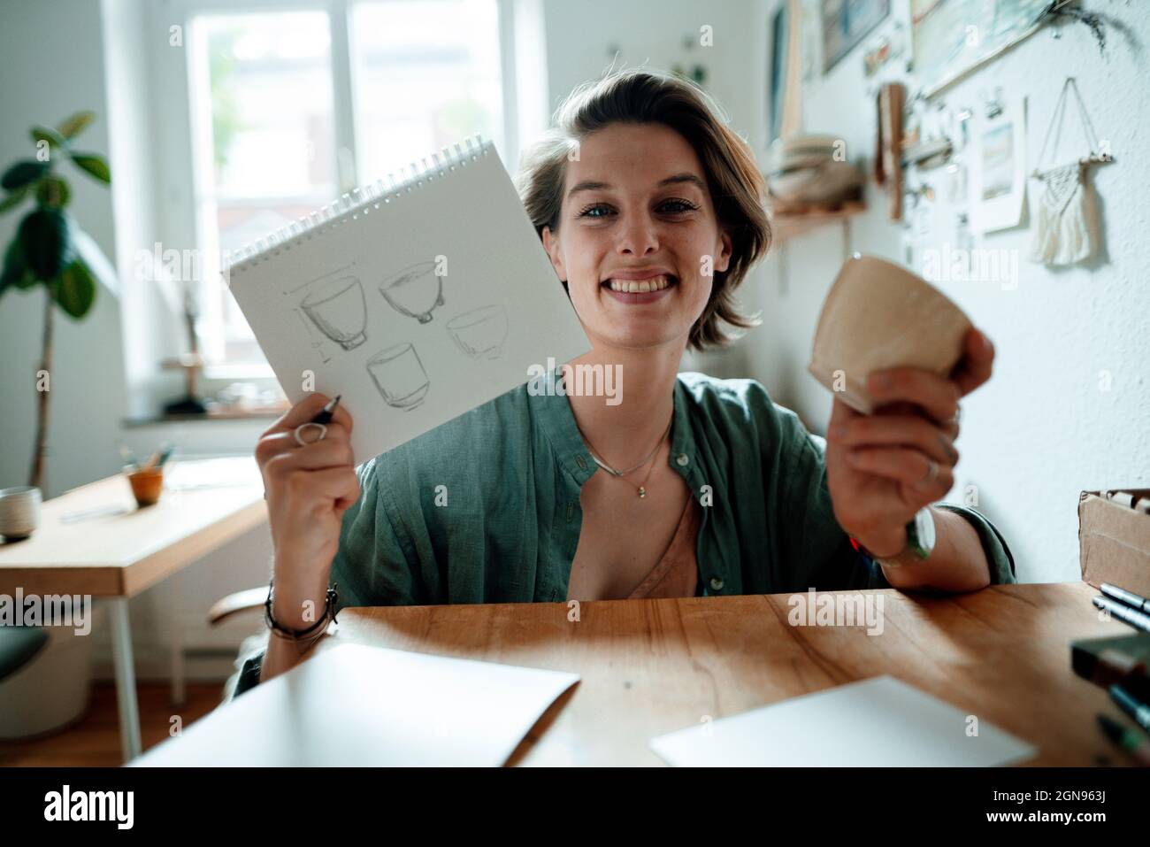 Ilustradora mujer que usa gafas en la oficina de casa Foto de stock