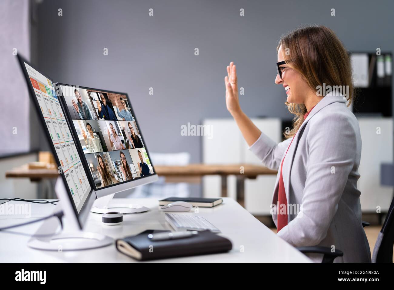 Seminario web de trabajo de videoconferencia en línea sobre el escritorio Foto de stock