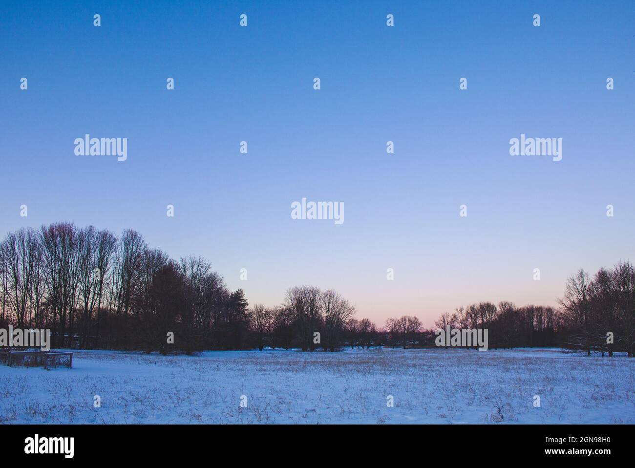 Paisaje nevado en el parque de la ciudad de Braunschweig. Hermoso paisaje invernal al atardecer. Foto de stock