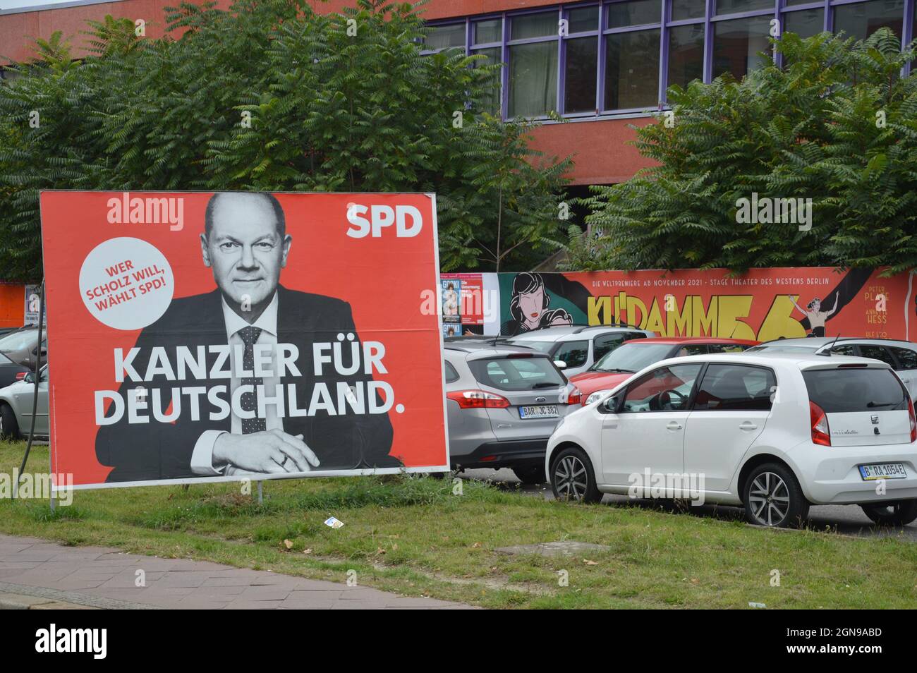 Cartel de campaña de Olaf Scholz en Landsberger Allee en Friedrichshain, Berlín, Alemania - 21 de septiembre de 2021. Foto de stock