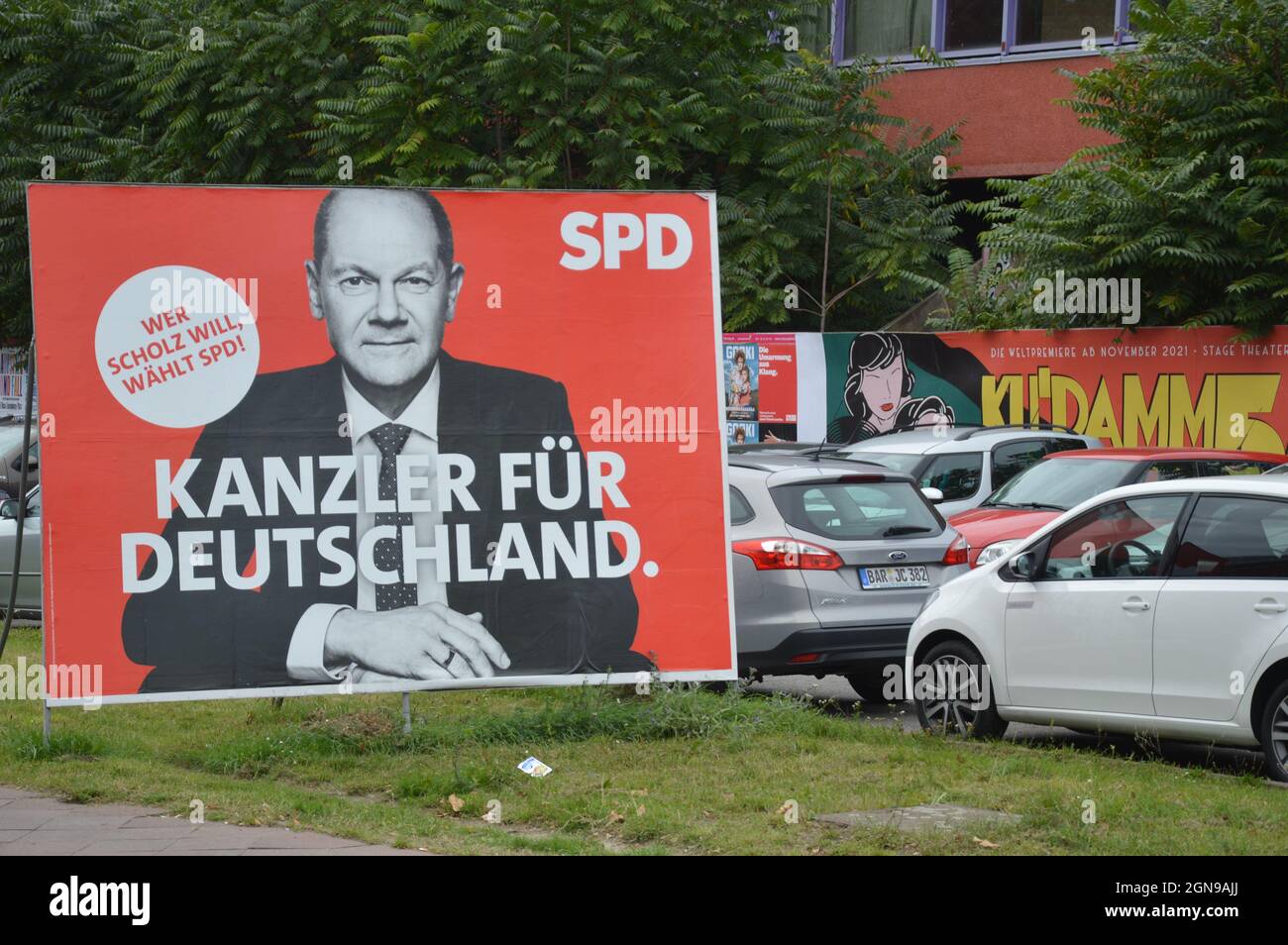 Cartel de campaña de Olaf Scholz en Landsberger Allee en Friedrichshain, Berlín, Alemania - 21 de septiembre de 2021. Foto de stock