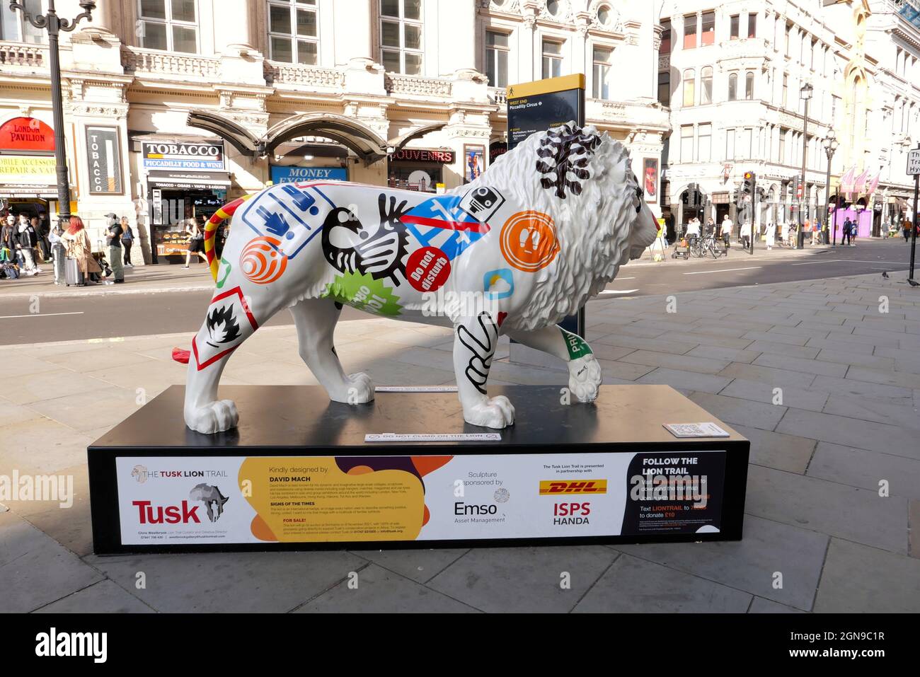 Esculturas de leones de tamaño natural diseñadas por celebridades como Ronnie Wood y Noel Fielding están en exhibición en ciudades del Reino Unido. Londres, Bristol y Edimburgo están acechando esculturas para aumentar la conciencia sobre las amenazas a los leones en la naturaleza . La ruta Tusk Lion Trail ha sido establecida por la organización benéfica de conservación del Reino Unido Tusk , que tiene como patrón al Duque de Cambridge . 47 esculturas han sido colocadas en calles en ciudades alrededor del mundo . Otras celebridades que participaron en la creación de las piezas incluyen los actores británicos John Cleese y Mathew Horne y el bajista de Dire Straits John Illsley . Foto de stock