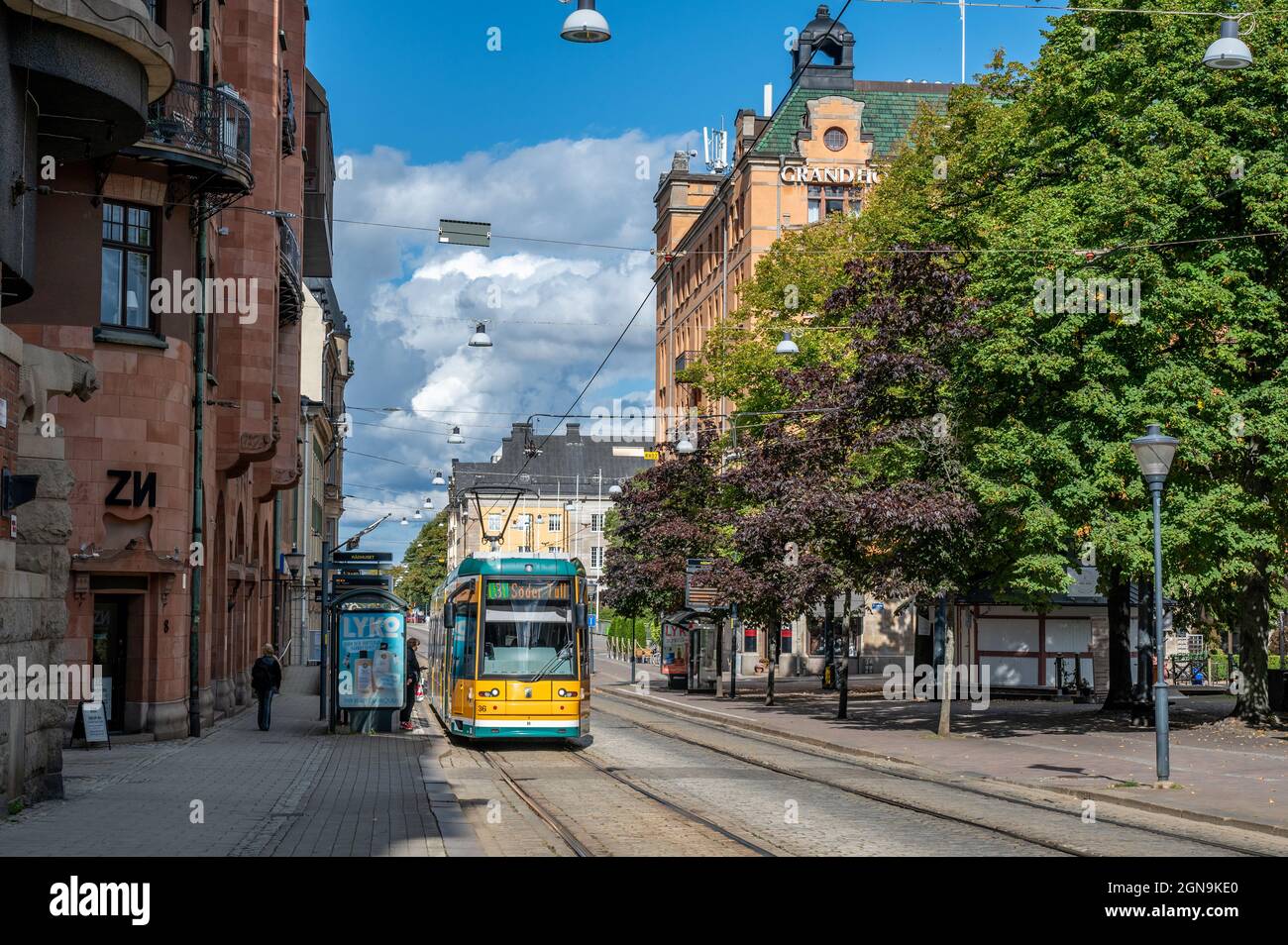 Tranvía en la calle principal Drottningatan en el centro de la ciudad de Norrkoping, Suecia. Los tranvías amarillos son icónicos para Norrkoping. Foto de stock