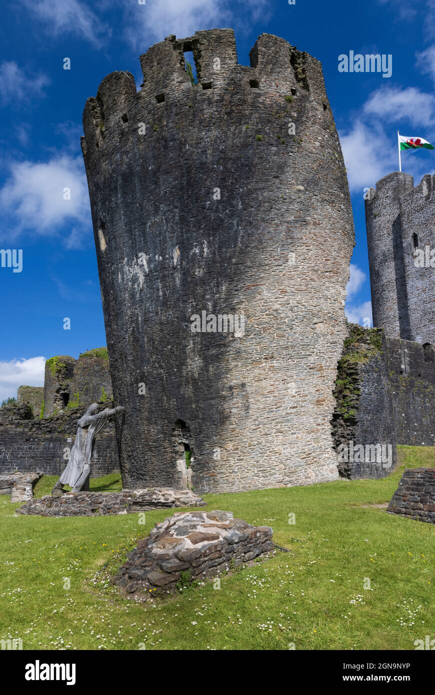 La inclinada torre sudeste del castillo de Caerphilly, Gales, Reino Unido Foto de stock