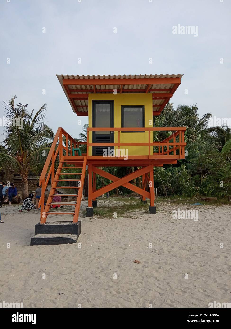 Torre de la Guardia de Vida en Ancol Beach, Indonesia Foto de stock