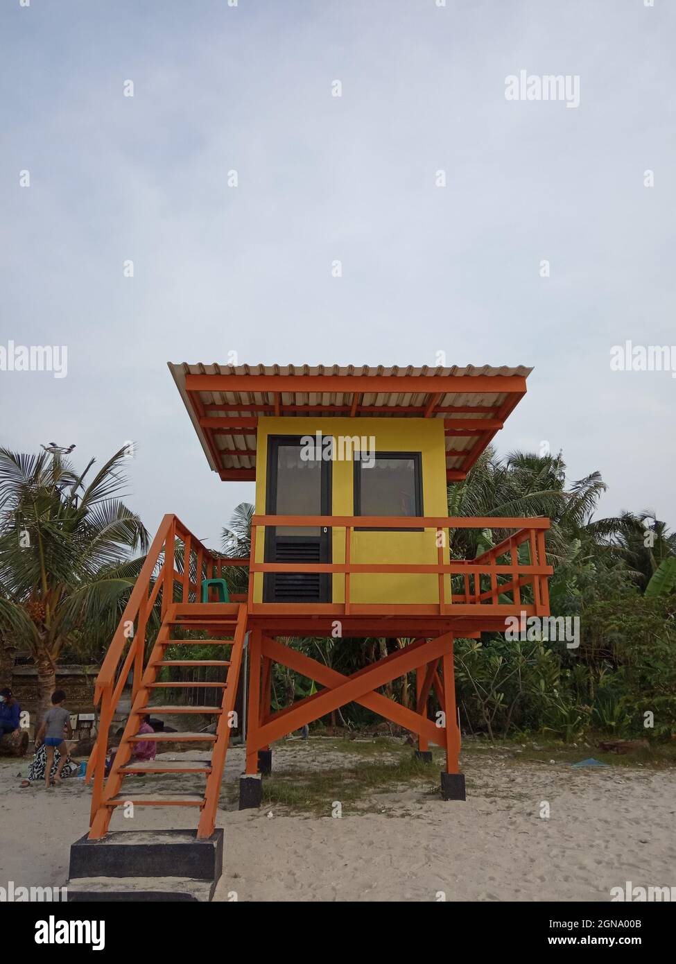 Torre de la Guardia de Vida en Ancol Beach, Indonesia Foto de stock
