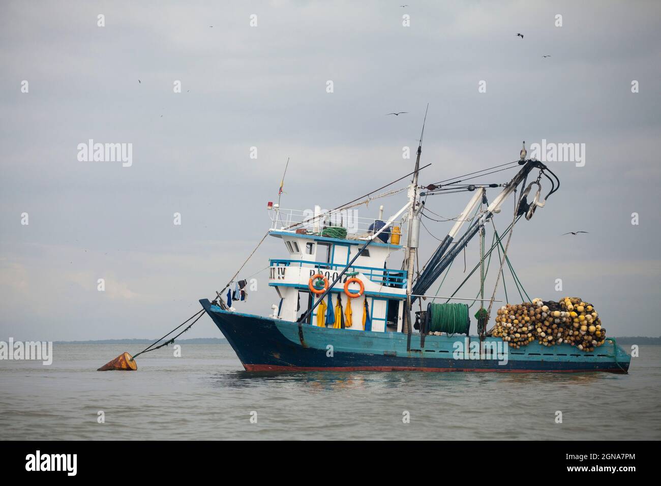 Antiguo barco de pescadores flotando cerca del puerto, tercer mundo, ecuador Foto de stock