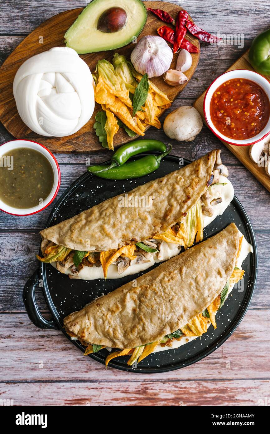 Quesadilla mexicana Comida típica rellena de chicharrón o chicharrón