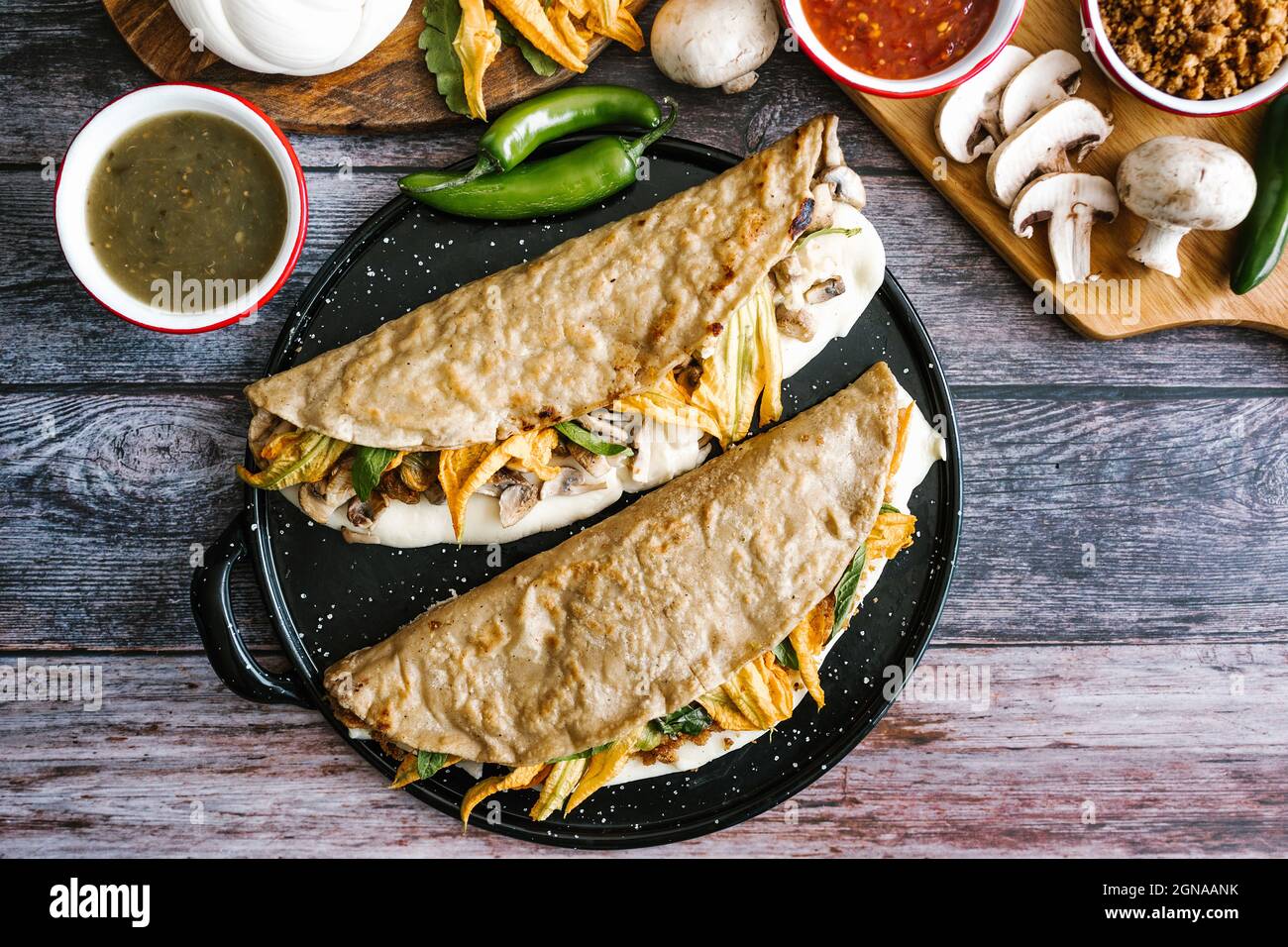 Quesadilla mexicana Comida típica rellena de chicharrón o chicharrón, queso y calabaza florecen