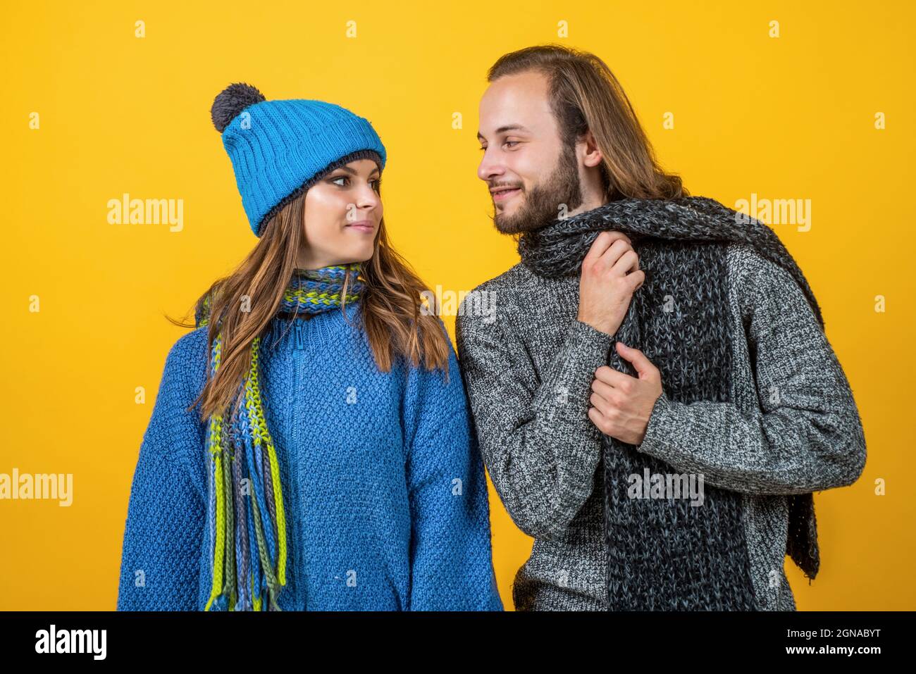 ropa de vestir moda para toda la familia. pareja alegre en amor. relaciones  románticas de hombre y mujer en invierno. el amor puede calentarnos.  vacaciones de año nuevo y Fotografía de stock -