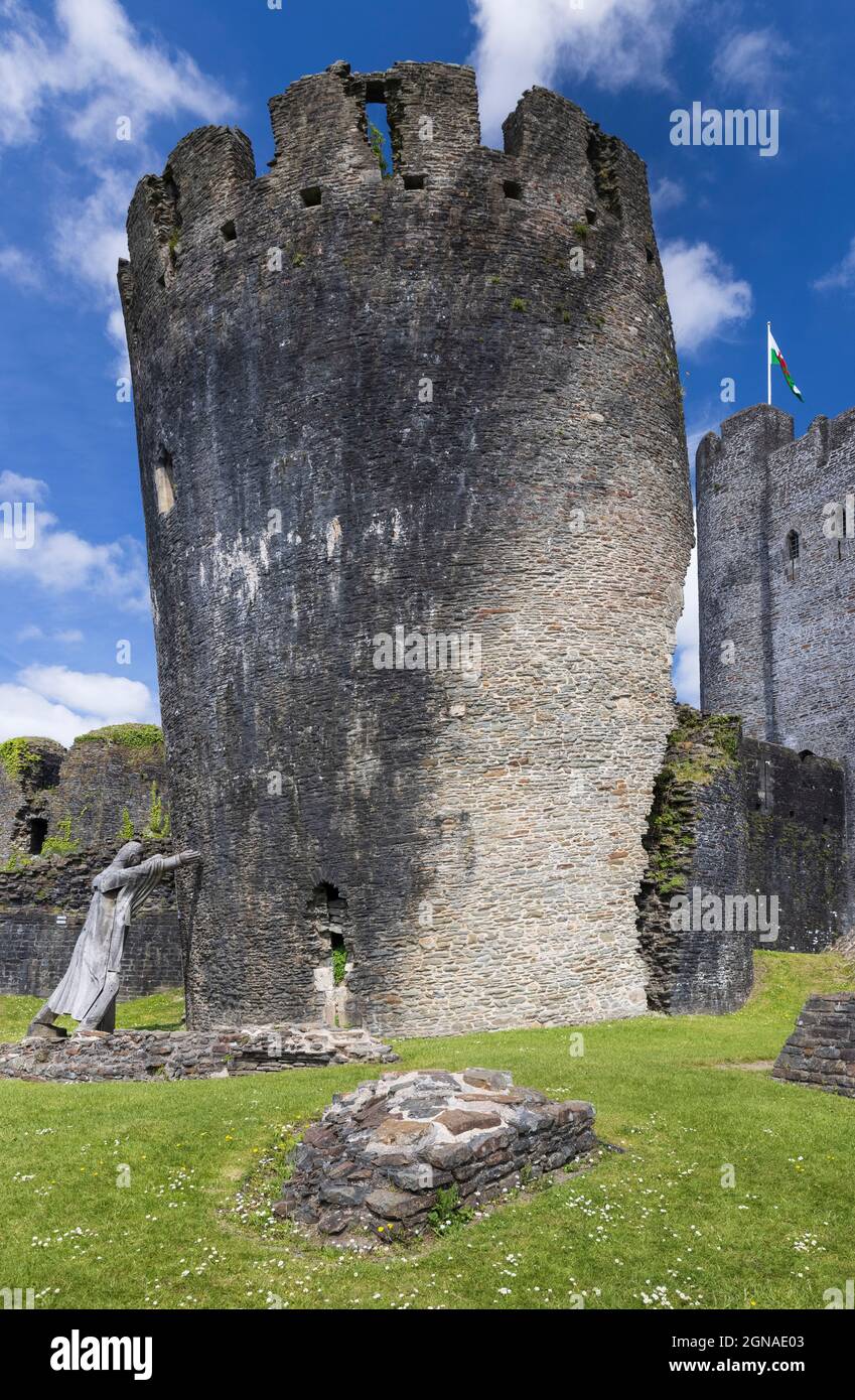 La inclinada torre sudeste del castillo de Caerphilly, Gales, Reino Unido Foto de stock