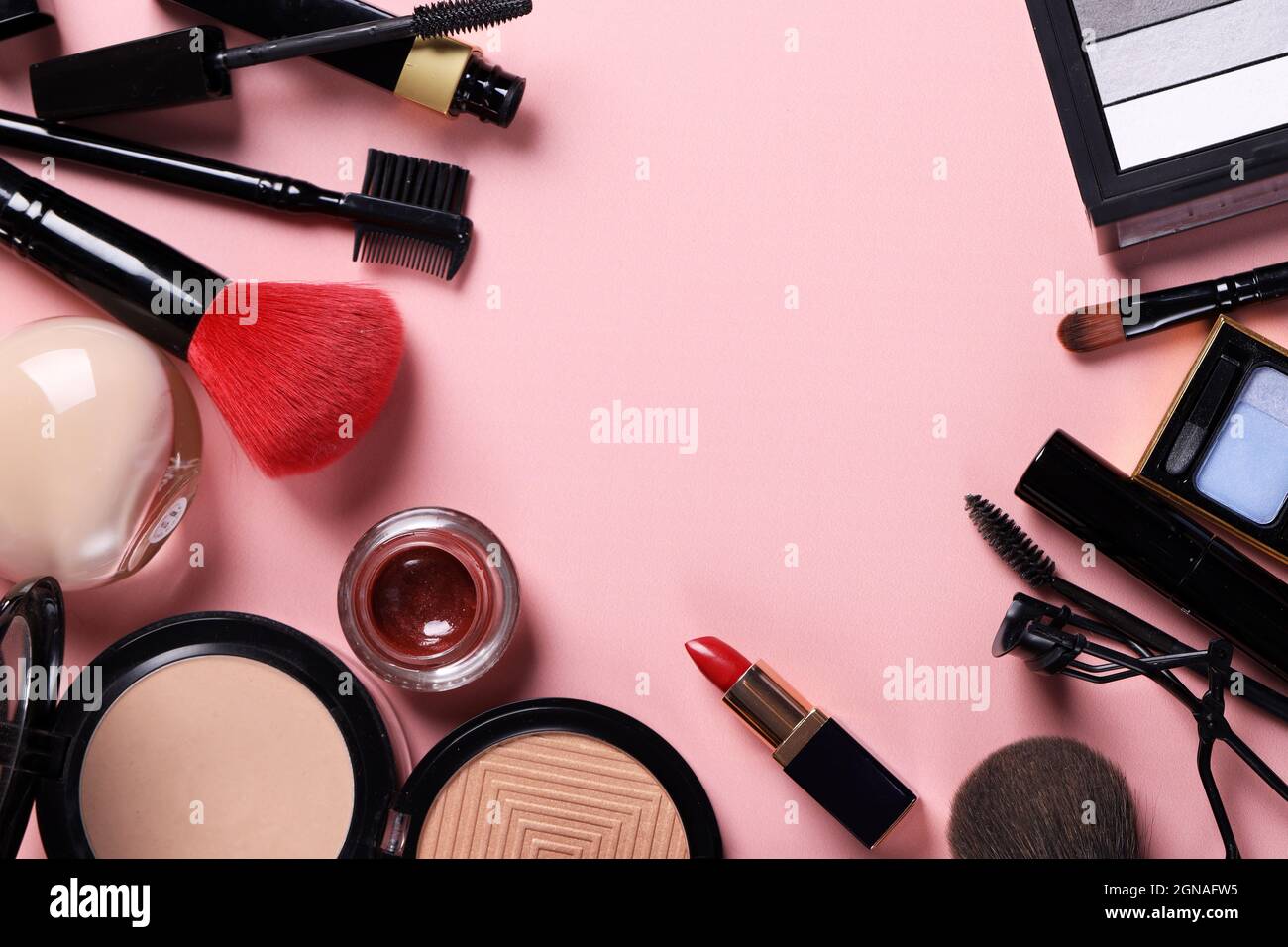 surtido de cosméticos para maquillaje lápiz labial sombra de ojos Fotografía de stock - Alamy surtido de cosméticos para maquillaje lápiz labial sombra de ojos Fotografía de stock - Alamy