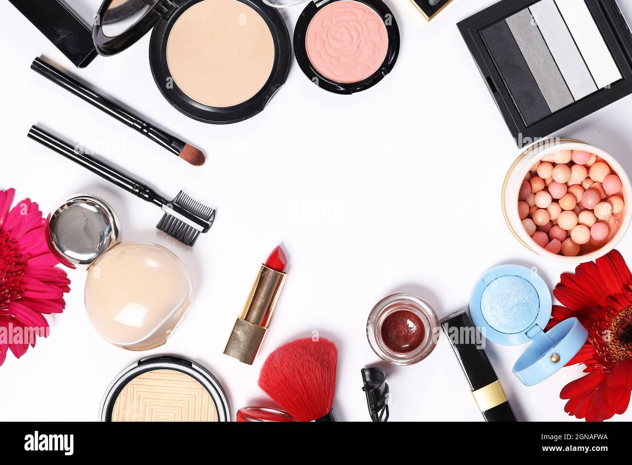 surtido de cosméticos para maquillaje lápiz labial sombra de ojos Fotografía de stock - Alamy surtido de cosméticos para maquillaje lápiz labial sombra de ojos Fotografía de stock - Alamy