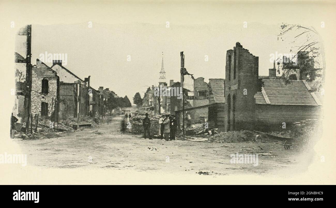 Chambersburg, Pennsylvania Después de McCausland's Raid - Un hito en la invasión temprana del norte del libro ' La guerra civil a través de la cámara ' Cientos de fotografías vívidas realmente tomadas en tiempos de la guerra civil, dieciséis reproducciones en color de pinturas de guerra famosas. La nueva historia del texto de Henry W. Elson. A. Historia ilustrada completa de la guerra civil Foto de stock