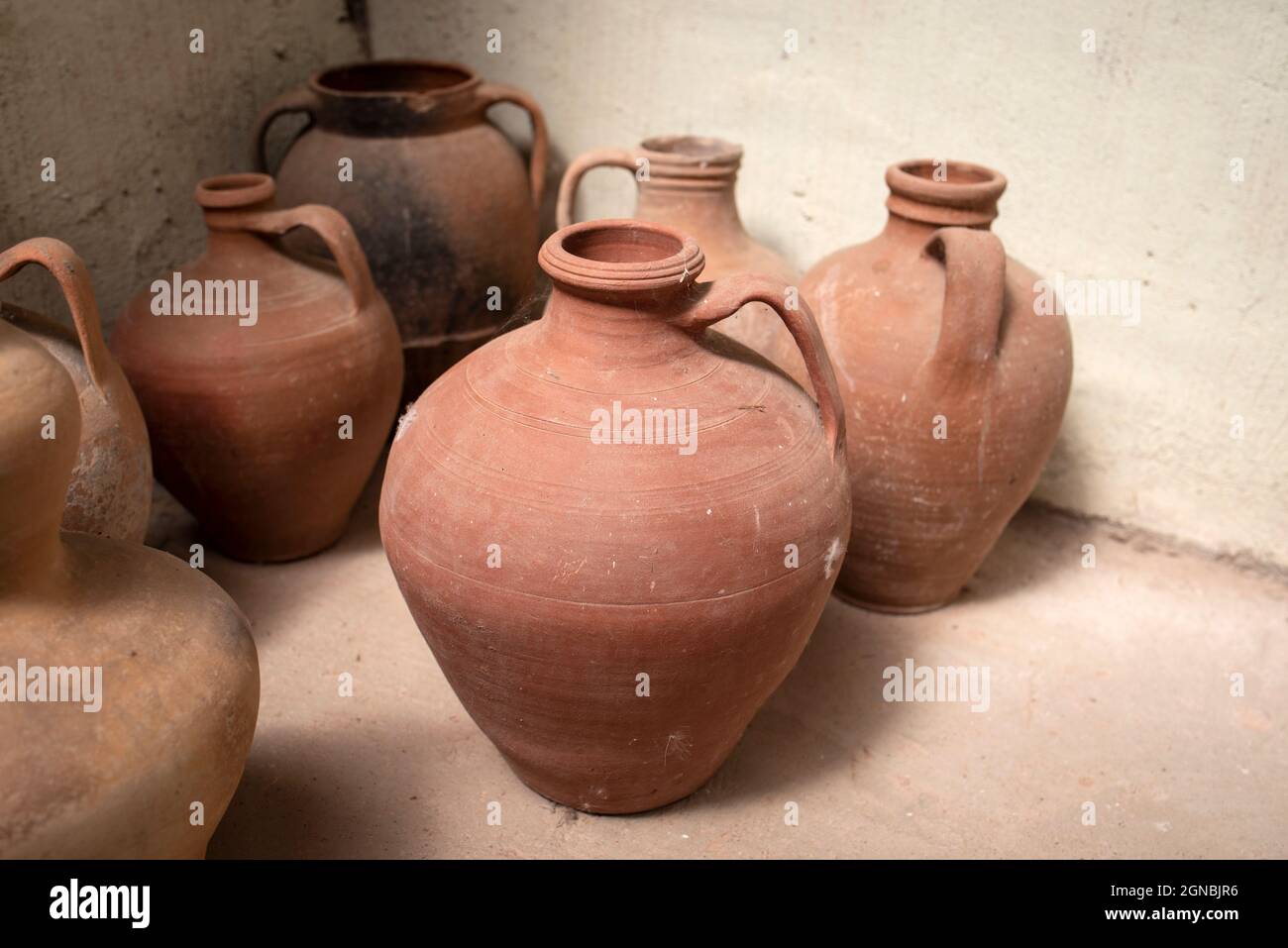 diferentes jarrones de arcilla antiguos, hechos a mano Fotografía de stock  - Alamy