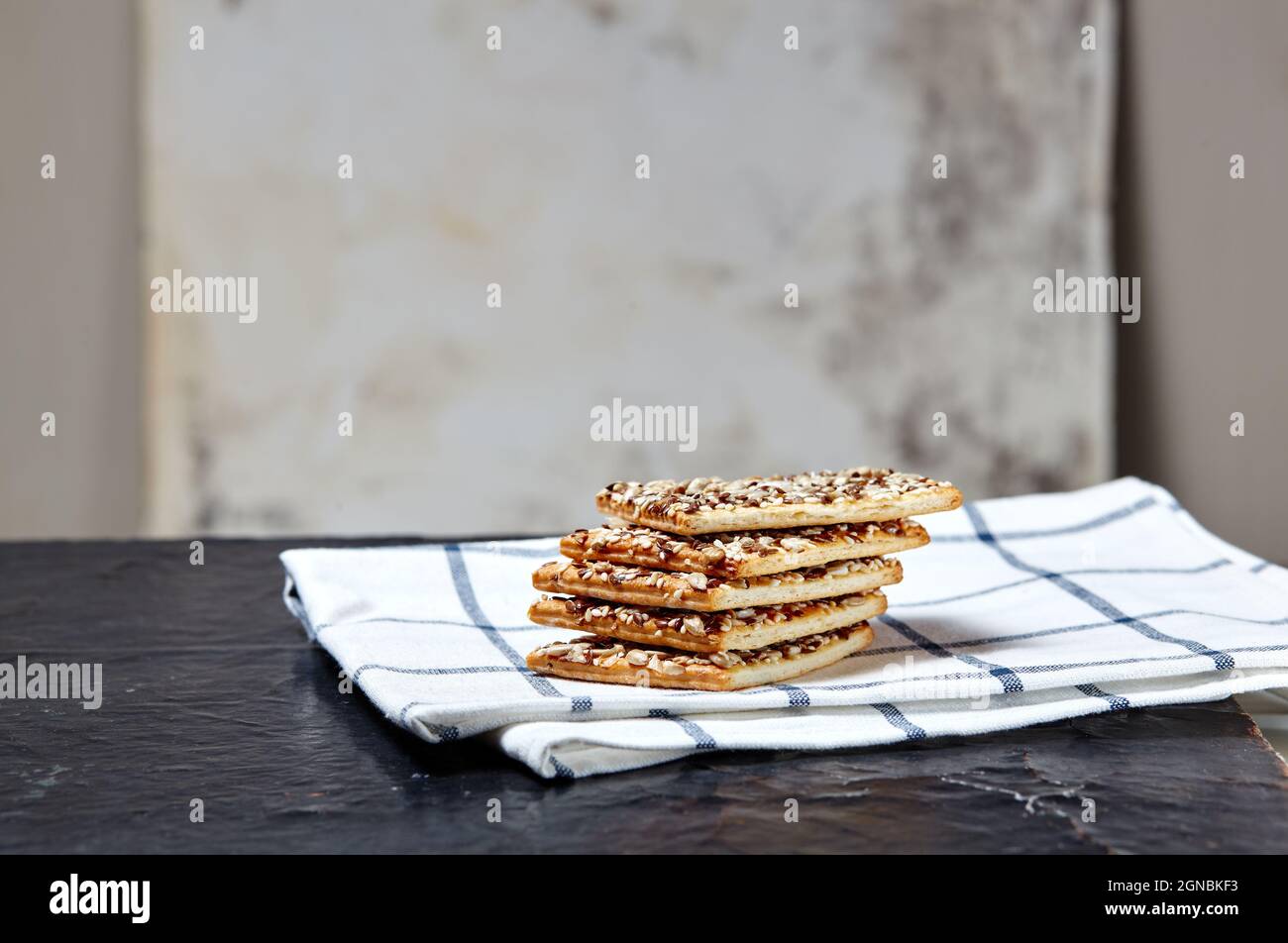 Pan crujiente con semillas. Crujiente de pan sobre un fondo de madera. Refrigerio saludable: Cereal crujiente de grano múltiple semilla de lino de cereales, proteína de semillas de girasol Foto de stock