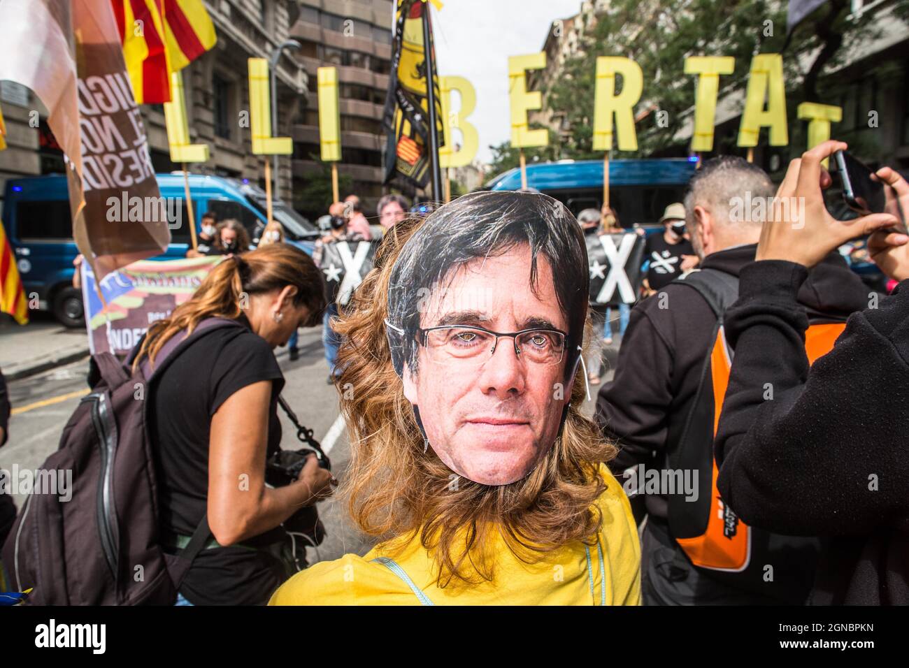 Un manifestante lleva una máscara con la cara del ex presidente de la  Generalitat de Cataluña, Carles Puigdemont, durante la manifestación.Los  grupos de independencia catalanes se manifiestan fuera del consulado  italiano en