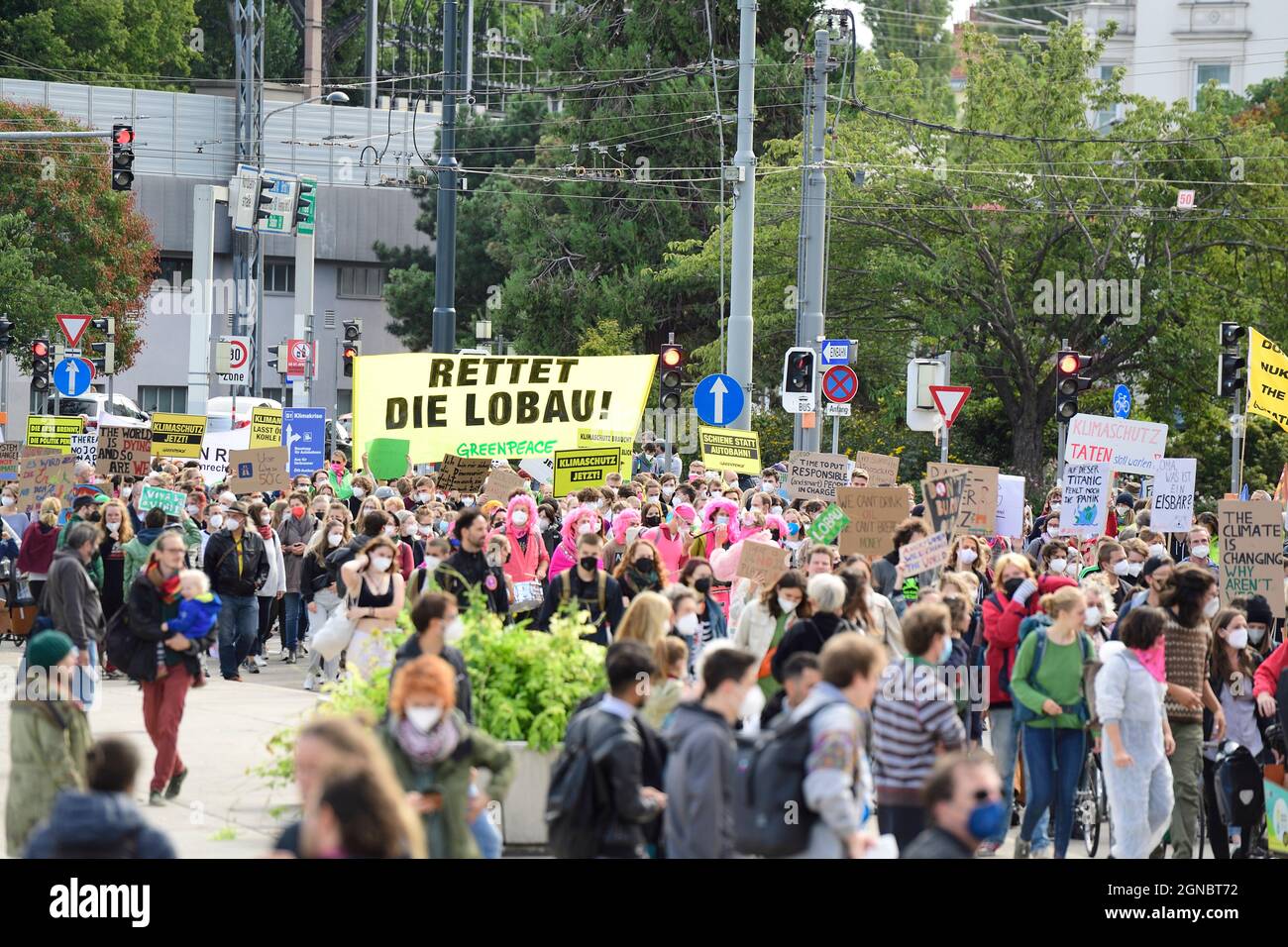 Viena, Austria. 24th de septiembre de 2021. Huelga climática mundial junto con los viernes para el futuro en Viena. Banner con la inscripción 'Save the Lobau'. Crédito: Franz PERC / Alamy Live News Foto de stock