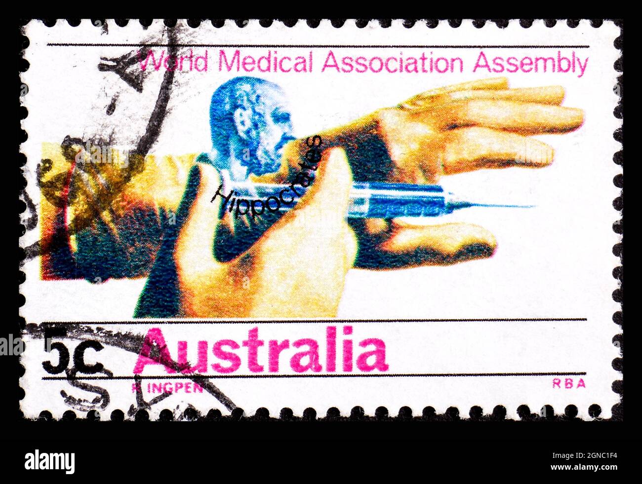 AUSTRALIA - ALREDEDOR de 1968: Un sello impreso en Australia muestra los Hipócrates y manos que sostienen Hypodérmic, Asamblea General de World Medical Foto de stock