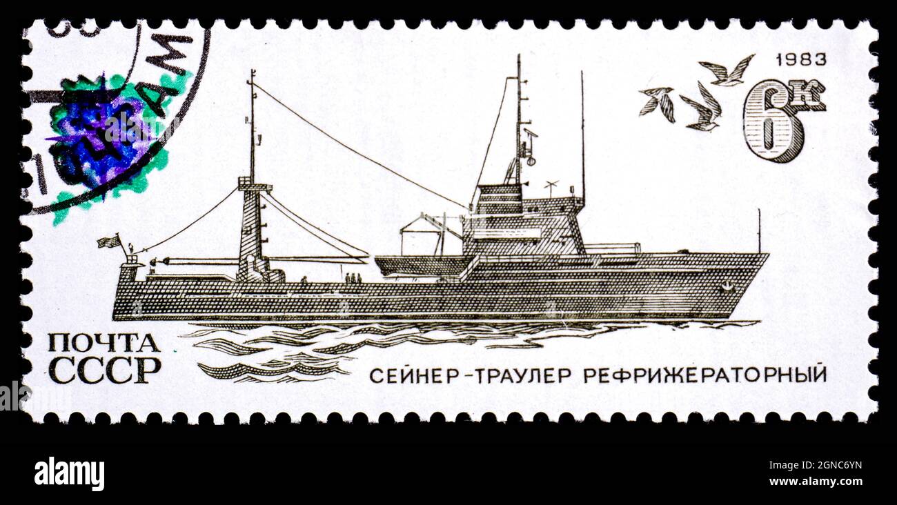 URSS - ALREDEDOR de 1983: Sello impreso en la URSS muestra un navegante - arrastrador un refrigerador Foto de stock
