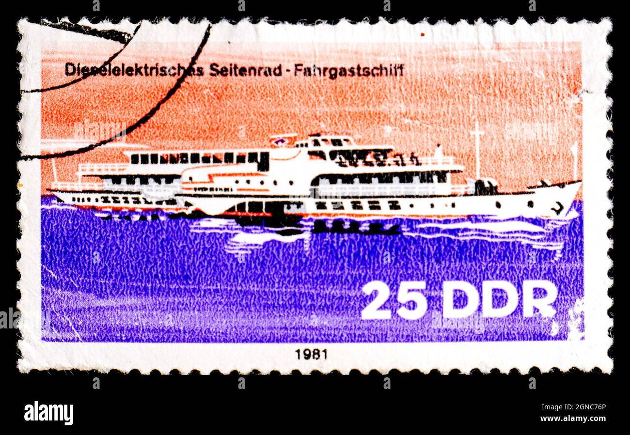 REPÚBLICA FEDERAL DE ALEMANIA - ALREDEDOR de 1981: Sello de Binnenschiffe der DDR Dieselektrisches Seitenrad-Fahrgastschiff (1961–1964) Barco fluvial, 1981 Foto de stock