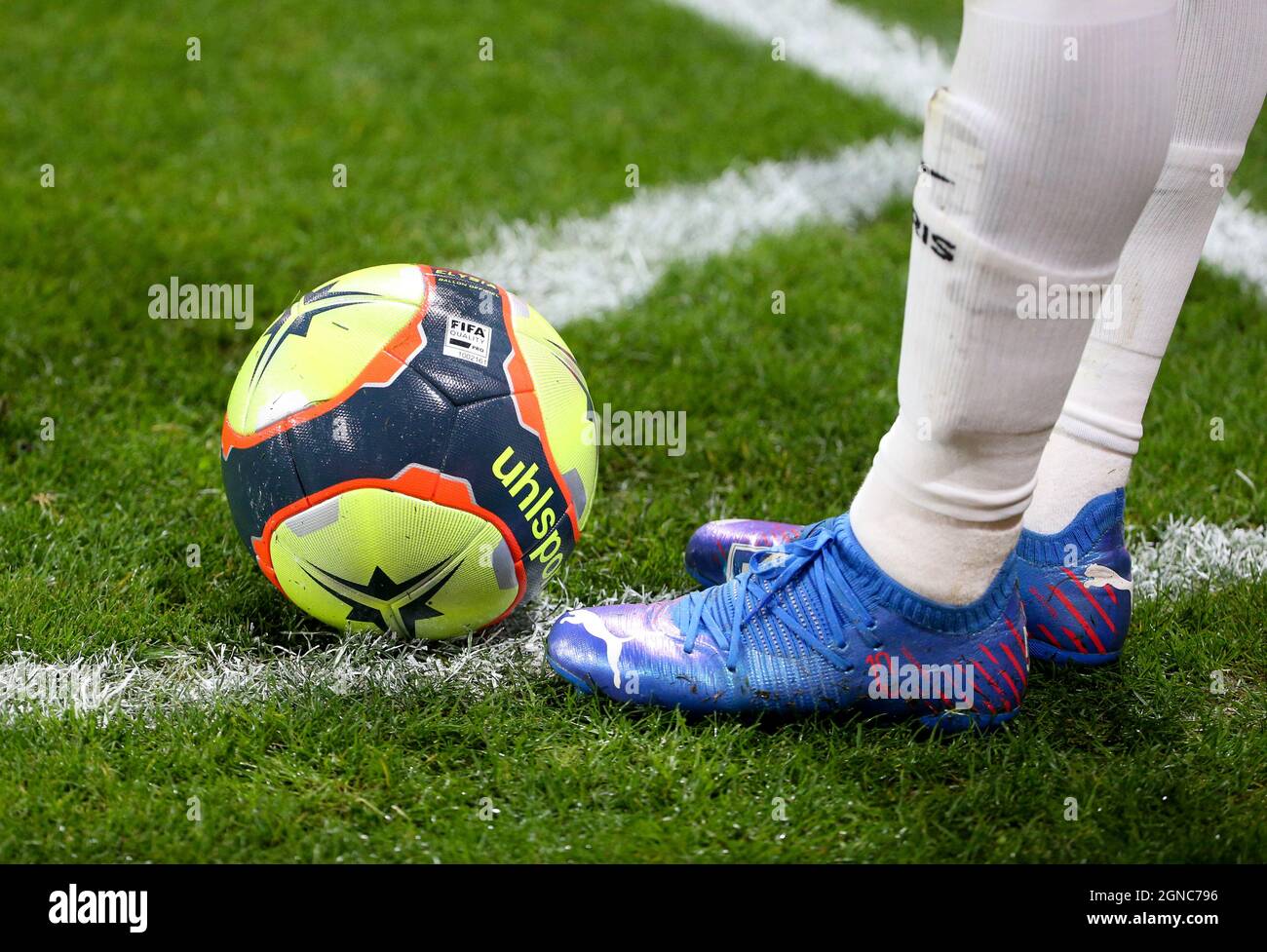 puente golf Día del Niño Puma botas de Neymar Jr de PSG, uhlsport matchball durante el campeonato  francés de Ligue 1 partido de fútbol entre el FC Metz y París Saint-Germain  (PSG) el 22 de septiembre de