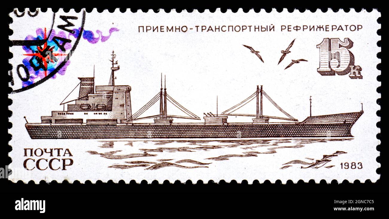 URSS - ALREDEDOR de 1983: Un sello impreso en la URSS de la edición de Buques Pesqueros muestra el transportador refrigerado Foto de stock