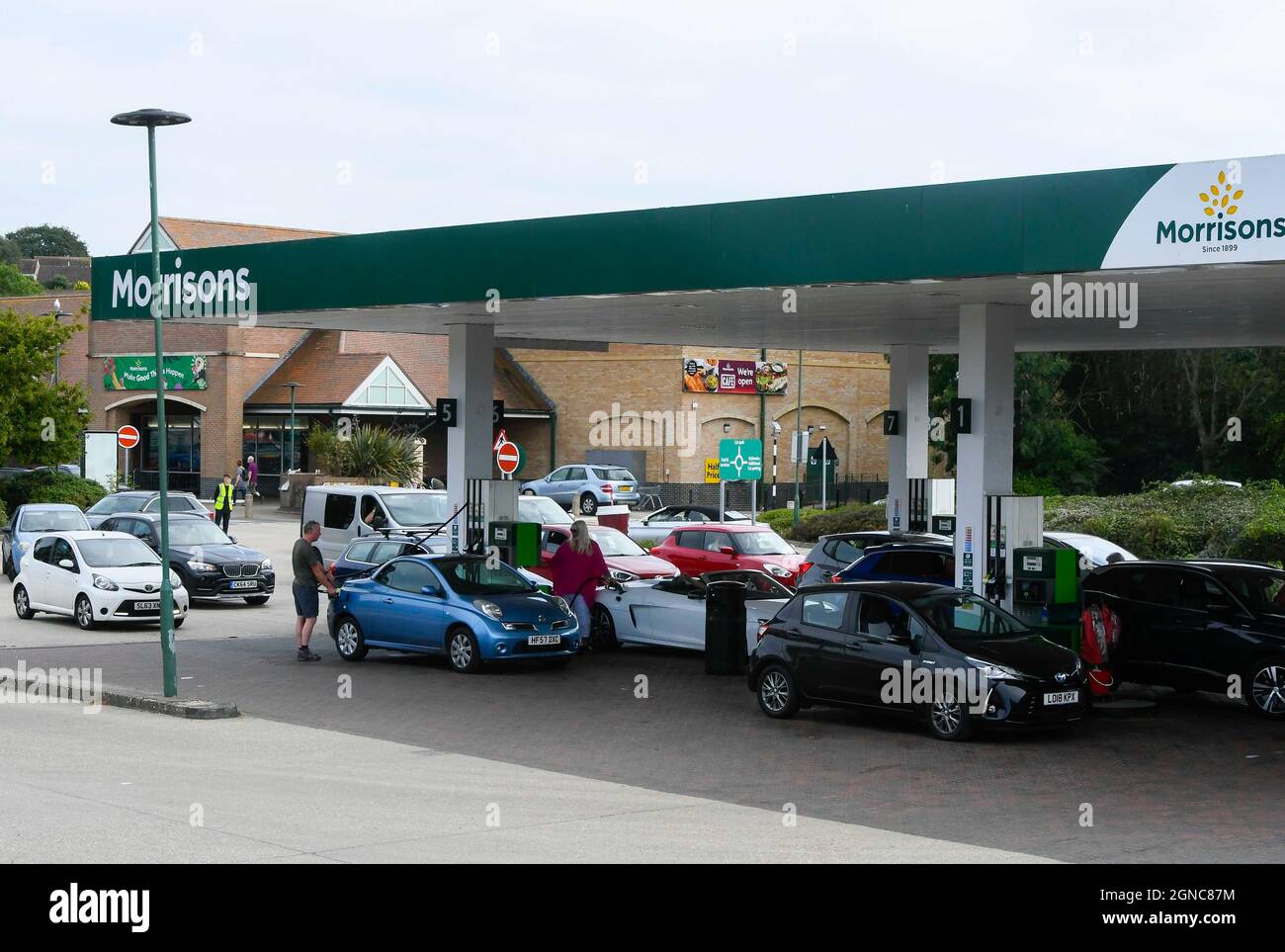 Bridport, Dorset, Reino Unido. 24th de septiembre de 2021. El patio de entrada de la gasolinera Morrisons en Bridport en Dorset está lleno de vehículos como los conductores pánico comprar combustible. Crédito de la foto: Graham Hunt/Alamy Live News Foto de stock