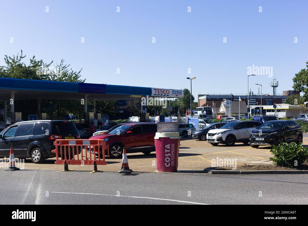 Gran Bretaña, Pitsea, Essex. 24th de septiembre de 2021 . Los informes de escasez de combustible en todo el Reino Unido han provocado una serie de compras de pánico y caos en el tráfico. Foto de stock