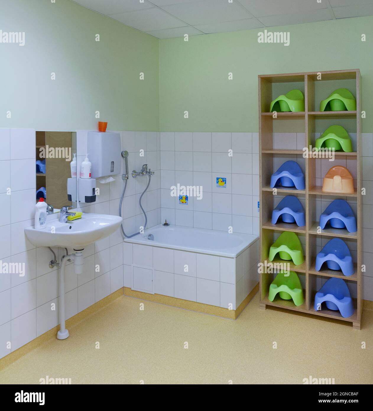 Guardería infantil o escuela preescolar, amplios interiores, cuarto de baño  y almacenamiento Fotografía de stock - Alamy