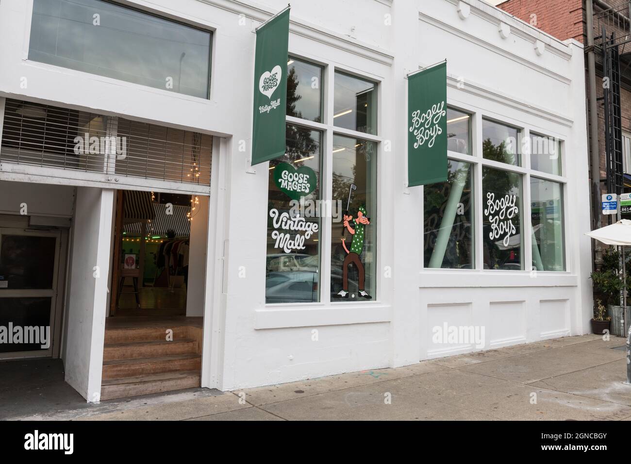 Seattle, Estados Unidos. 22 de Sep de 2021. Macklemores NUEVO Goose Magees  Bogey Boys Vintage Mall tienda de ropa de golf al por menor en Capitol Hill  Fotografía de stock - Alamy