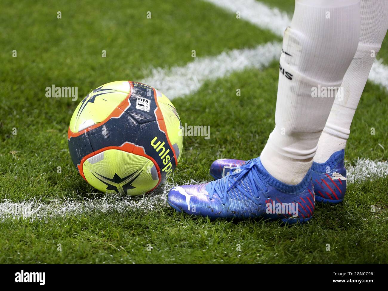 Puma botas de Neymar Jr de PSG, uhlsport durante el campeonato francés de Ligue 1 partido de fútbol entre el FC Metz y Paris Saint-Germain (PSG) el 22 de septiembre de