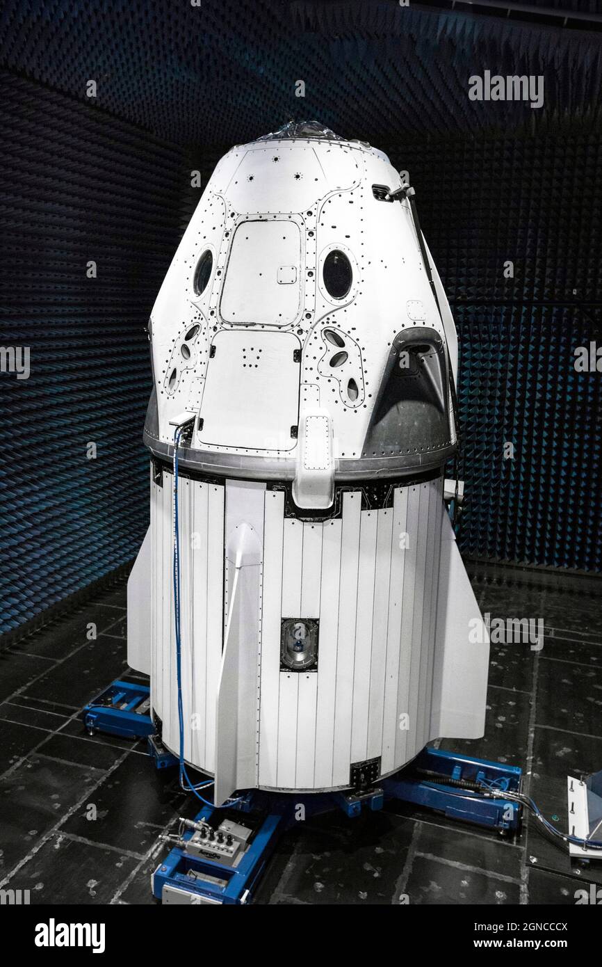 La nave espacial SpaceX Crew Dragon en una cámara anecoica que prueba interferencias electromagnéticas en el Centro Espacial Kennedy de la NASA, Florida. 20 de mayo de 2018, una versión optimizada y mejorada digitalmente de una imagen de la NASA / crédito de la NASA. Foto de stock
