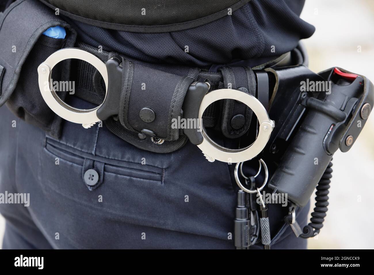 El Cinturón De Policía Con La Pistola Y Las Esposas Fotos, retratos,  imágenes y fotografía de archivo libres de derecho. Image 48202808
