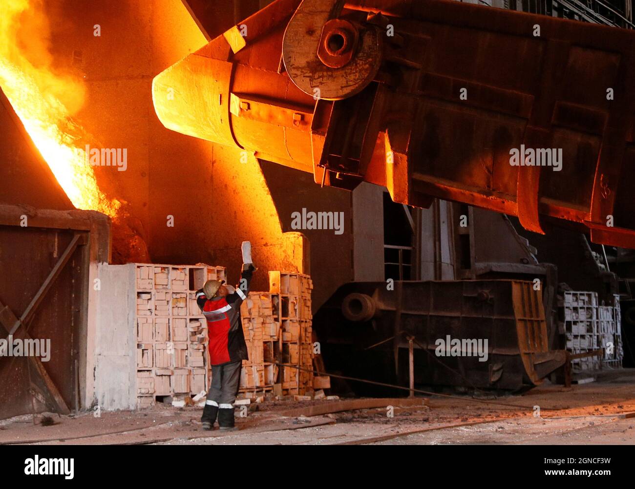 Un empleado supervisa el proceso de fundición de hierro fundido en Yenakieve Iron and Steel Works (EMZ), en la ciudad controlada por los rebeldes de Yenakiieve, en la región de Donetsk, Ucrania, el 24 de septiembre de 2021. REUTERS/Alexander Ermochenko Foto de stock