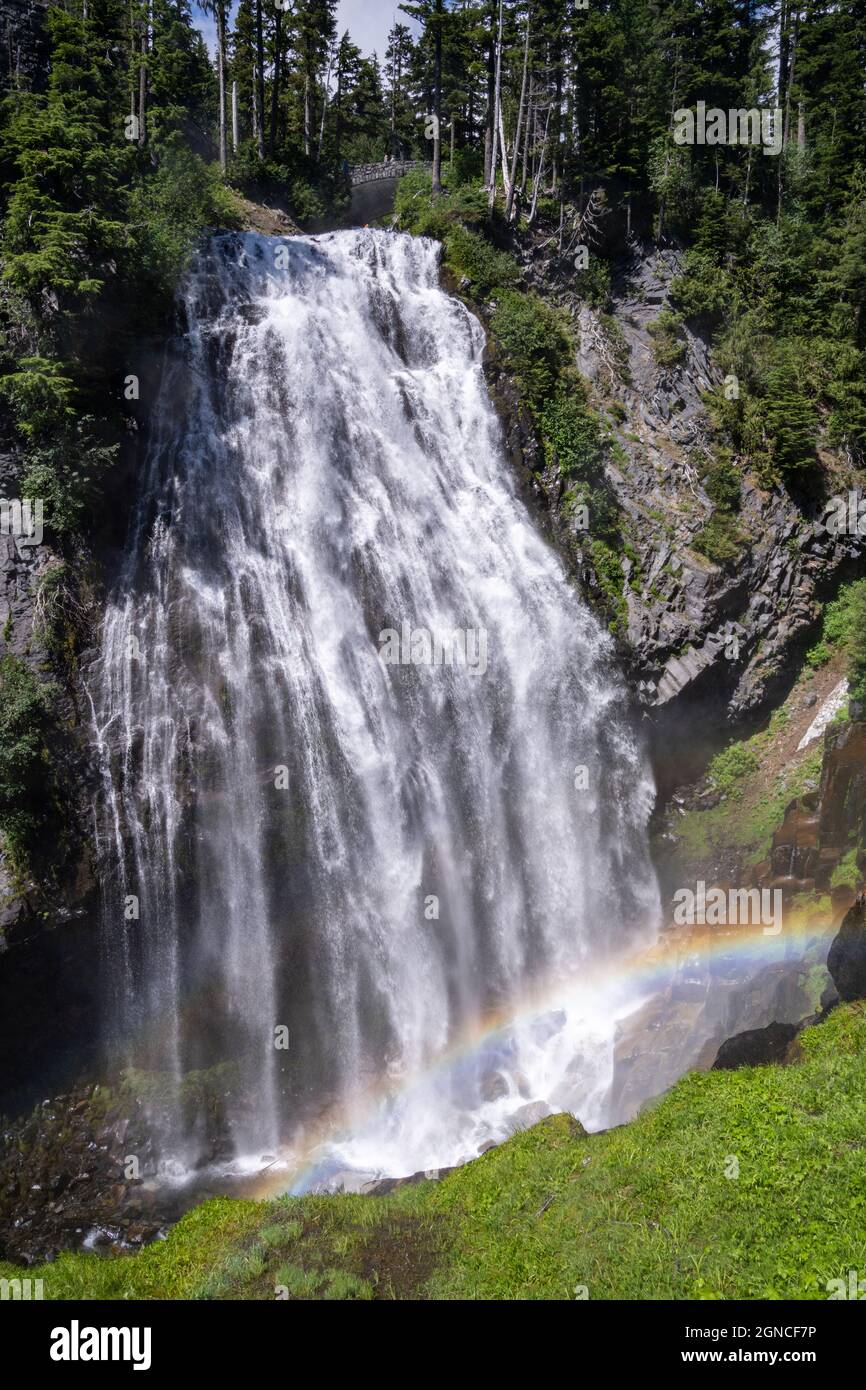 Cascada Narada Falls en Mt. Parque Nacional Rainier, con arco iris  Fotografía de stock - Alamy