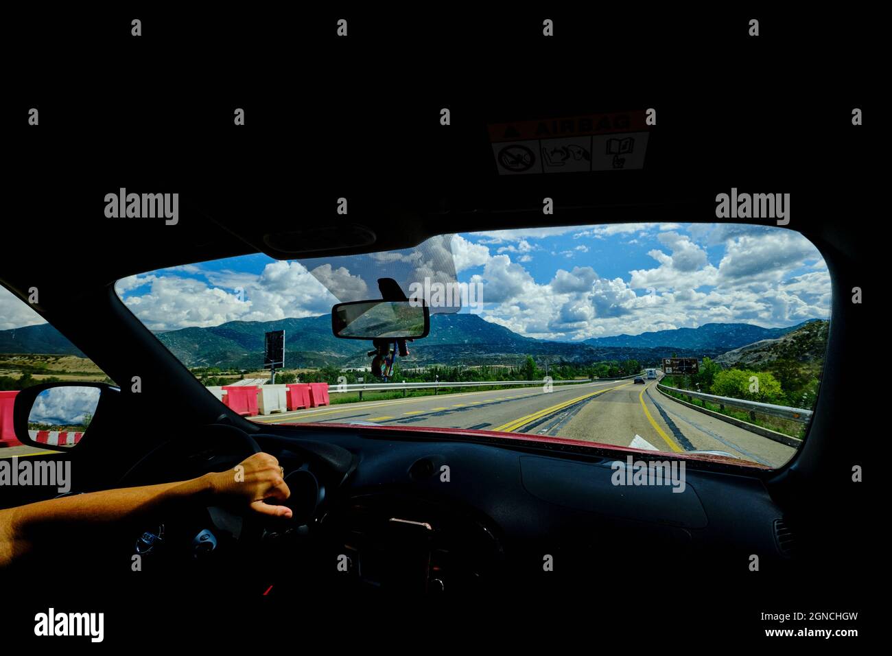 Vistas de la carretera desde el interior del coche Foto de stock