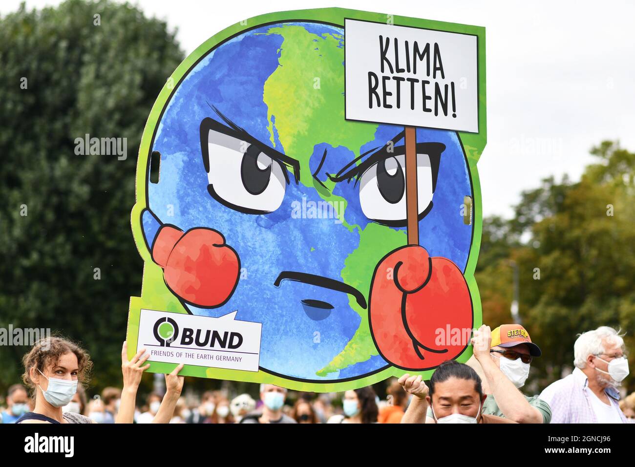 Heidelberg, Alemania - 24th de septiembre de 2021: Signo de protesta con la tierra enojada de la organización dedicada a preservar la naturaleza y el medio ambiente llamado BUND at Foto de stock