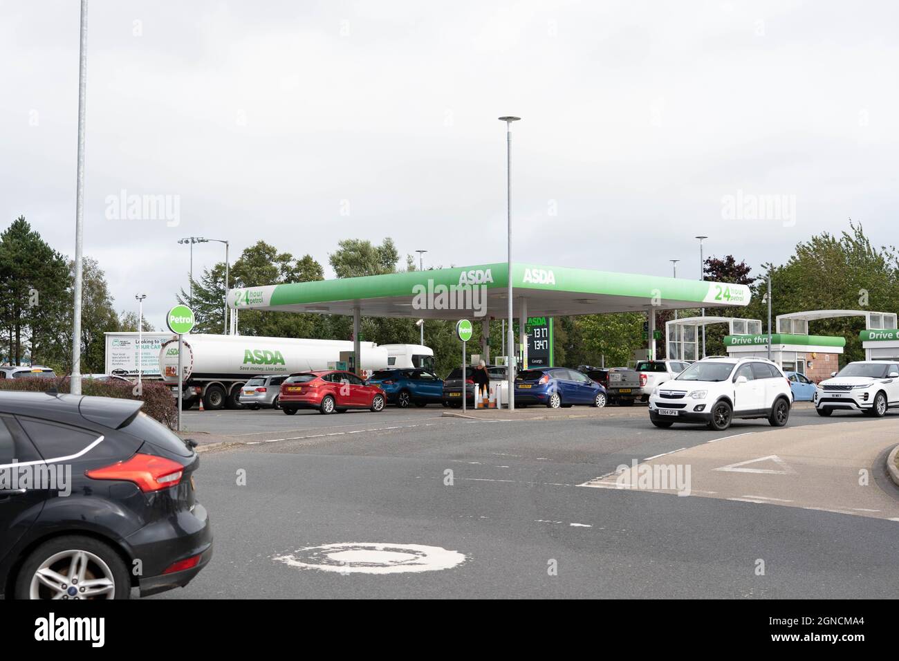 Kilmarnock, Escocia, Reino Unido. 24th de septiembre de 2021. Los conductores hacen cola en las gasolineras de Ayrshire para llenar los coches, ya que el miedo crece por la escasez de combustible, a pesar de las peticiones de no entrar en pánico con la compra. Crédito: Richard Gass/Alamy Live News Foto de stock