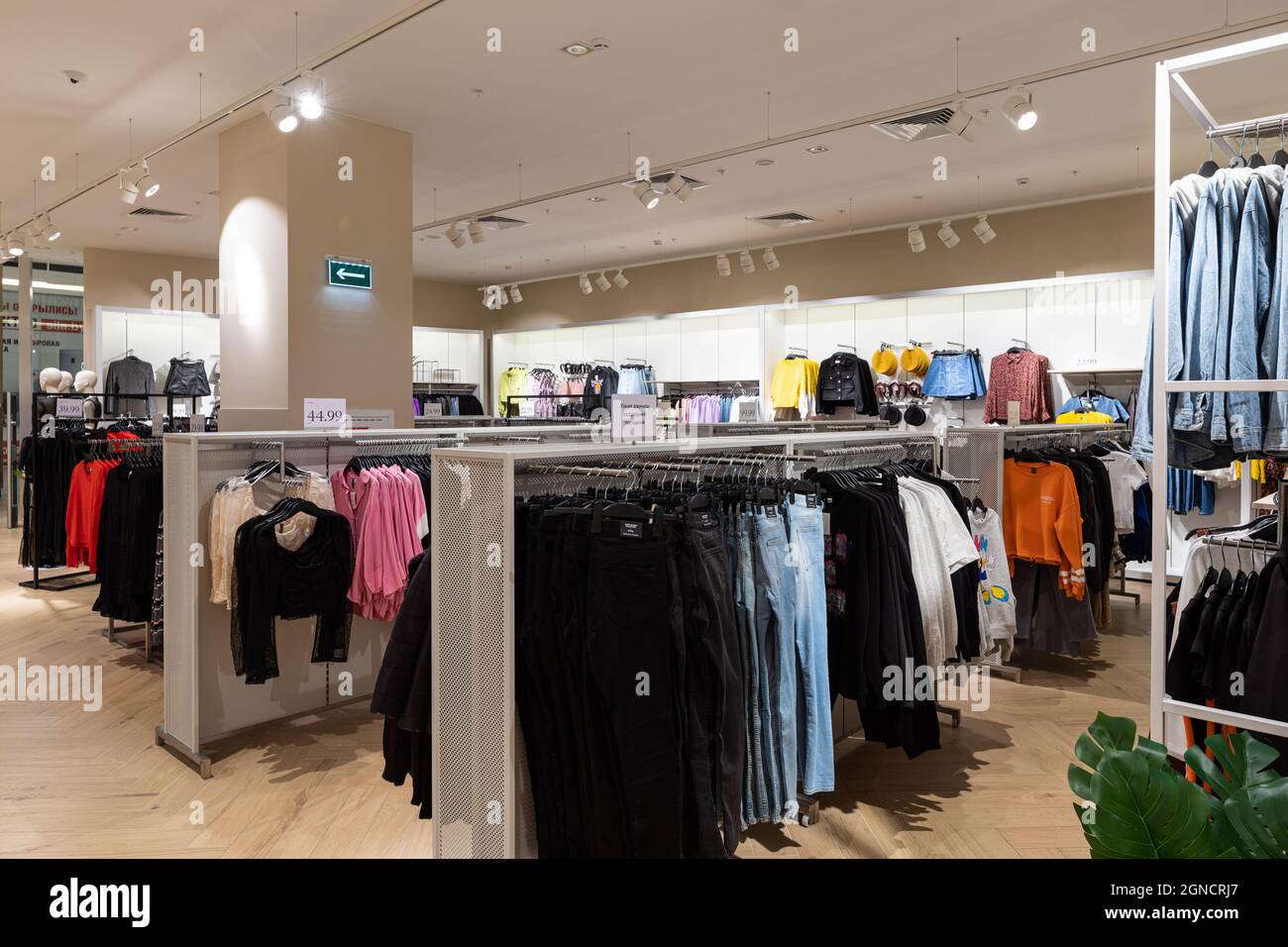 Moderno y moderno interior de Marca de hombres y mujeres tienda de ropa  tienda dentro del centro comercial Fotografía de stock - Alamy