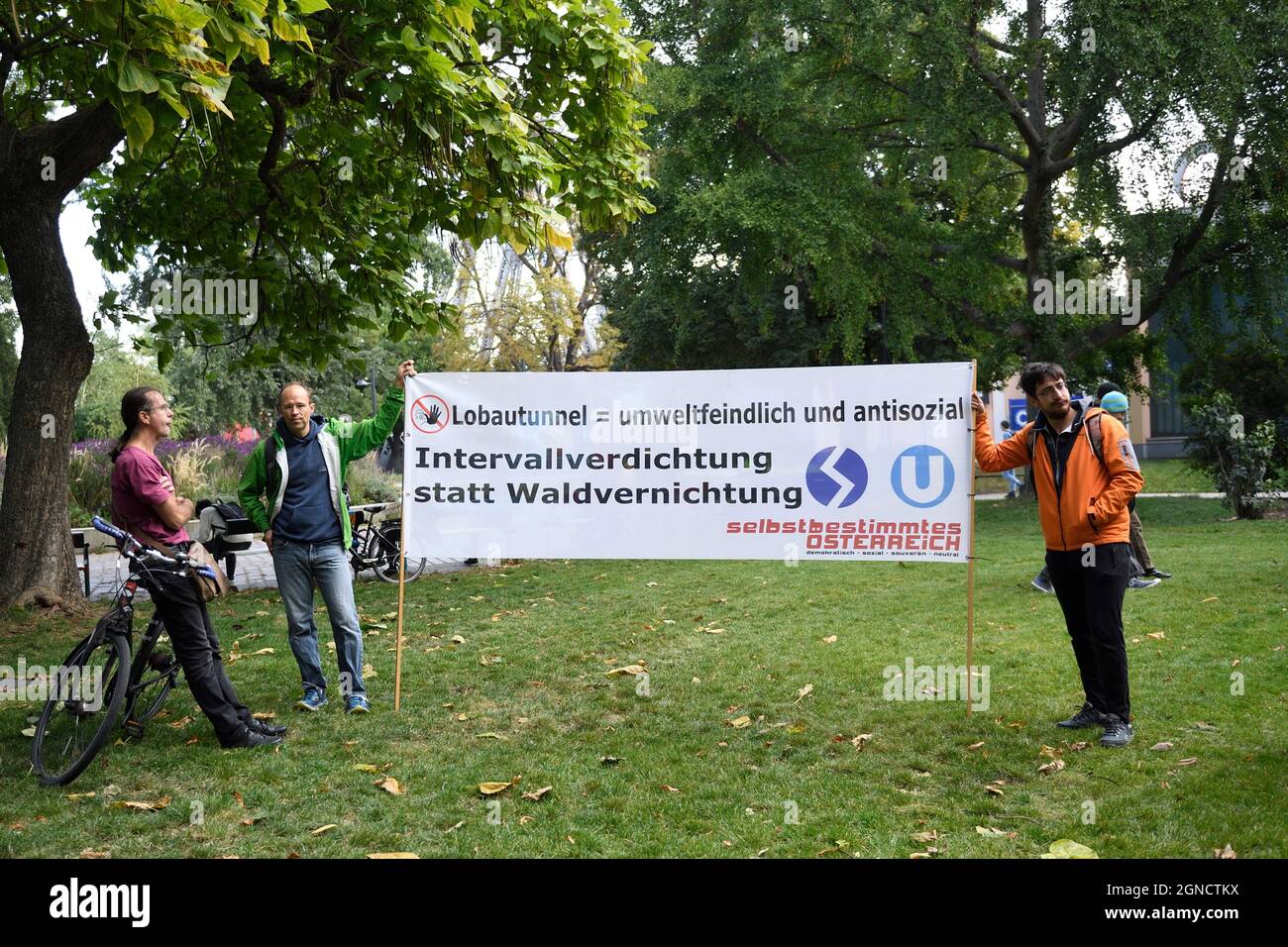 Viena, Austria. 24th de septiembre de 2021. Huelga climática mundial junto con los viernes para el futuro en Viena. Banner con la inscripción 'Compactación a intervalos en lugar de destrucción de bosques'. Foto de stock