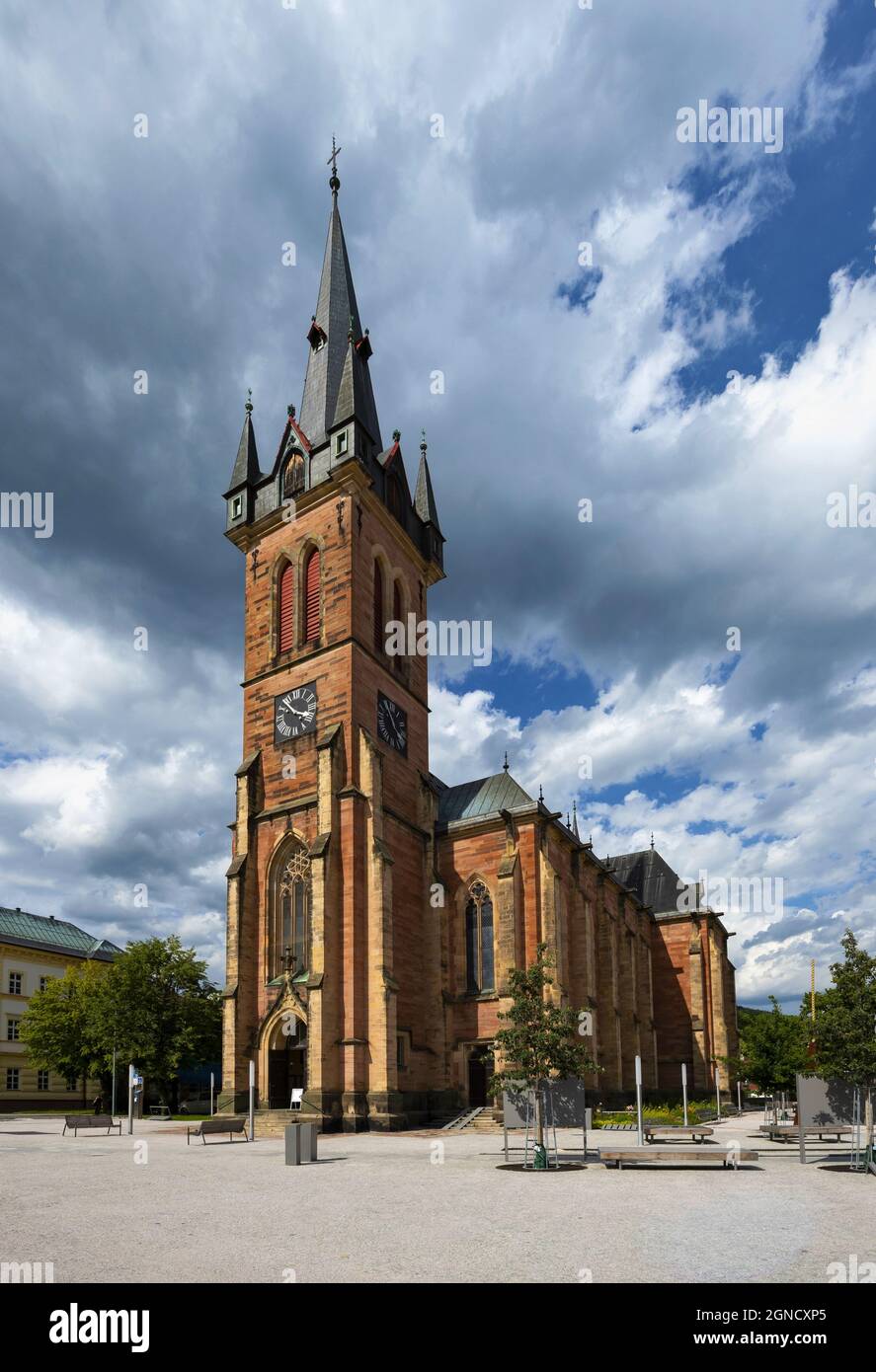 Iglesia Católica de San Lorenzo en la ciudad bohemia de Vrchlabí Foto de stock
