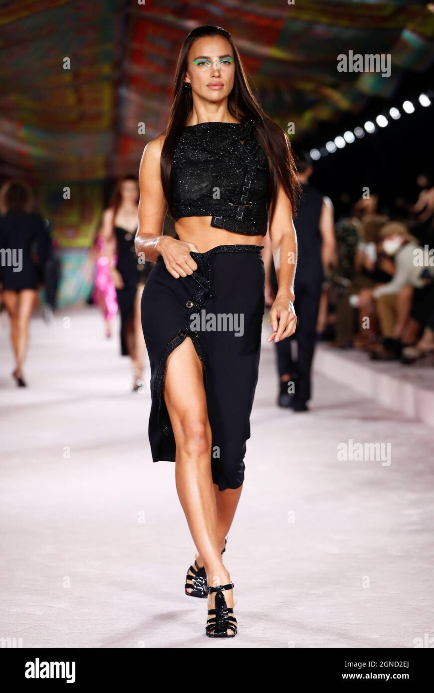 Modelo Irina Shayk presenta una creación de la colección Versace  Spring/Summer 2022 durante la Semana de la Moda de Milán en Milán, Italia,  24 de septiembre de 2021. REUTERS/Alessandro Garofalo Fotografía de