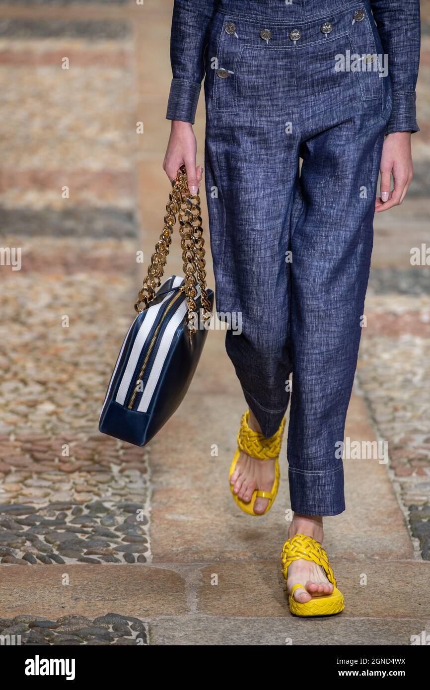 Modela en la pasarela durante el desfile de moda de Genny. Colección  Primavera Verano 2022 para mujer de la Semana de la Moda de Milán. Milán ( Italia), 23rd de septiembre de 2021 (