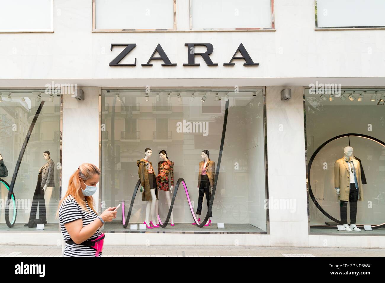 Una mujer por tienda de ropa Zara en Valencia de stock - Alamy