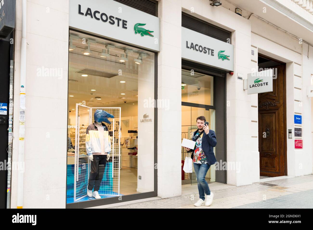 Un hombre pasa la tienda Lacoste en Valencia Fotografía stock - Alamy
