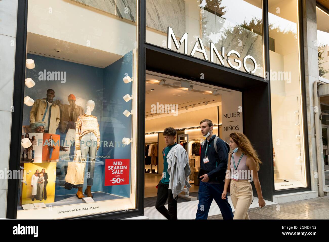 La gente pasa por la tienda de ropa Mango Valencia. (Foto de Navarro / SOPA Images/Sipa USA Fotografía de stock - Alamy